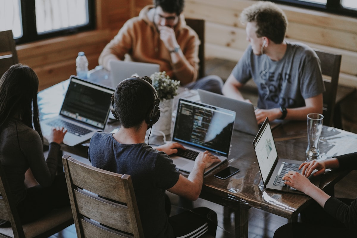Equipe de tecnologia em reunião de planejamento