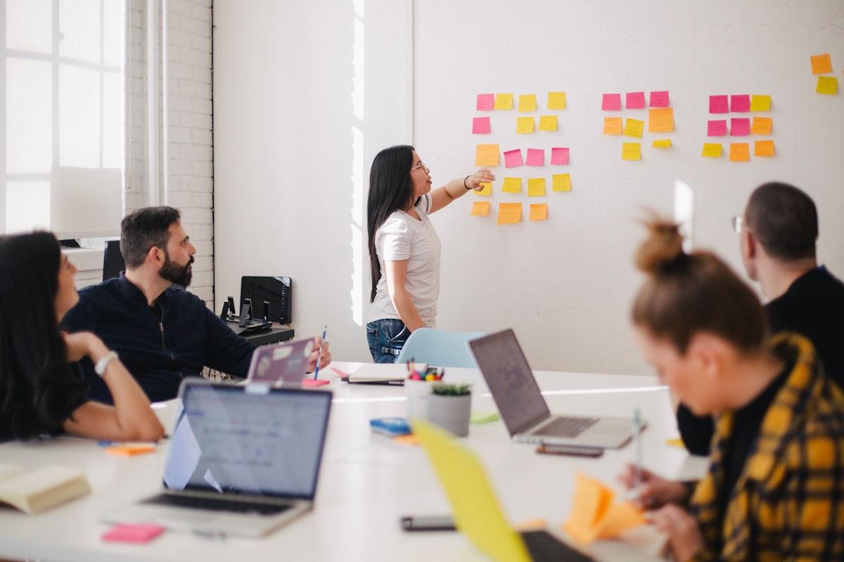 Equipe colaborando em projeto de tecnologia