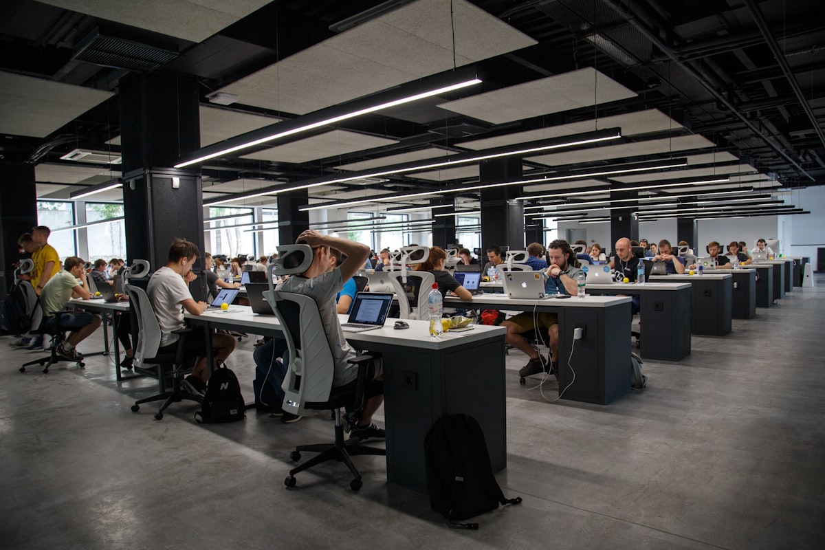 Ambiente de trabalho moderno com foco em inovação